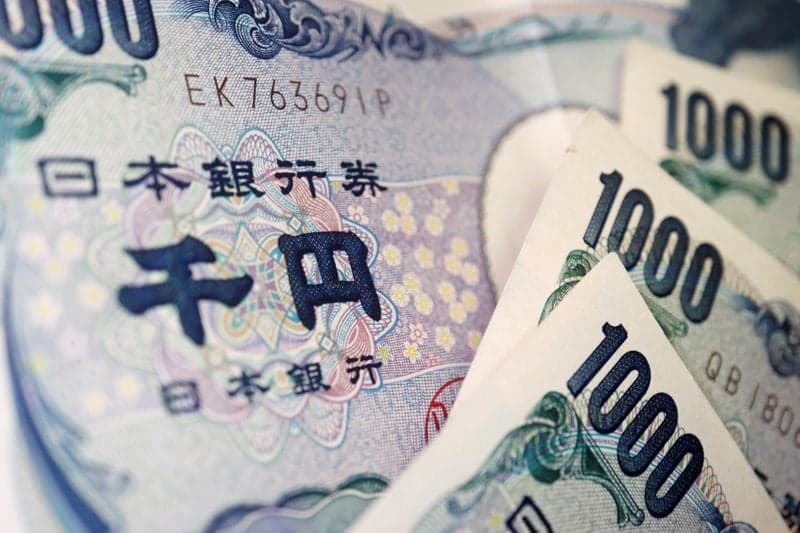 Yen weaker in thin trading as traders stay alert to intervention risk