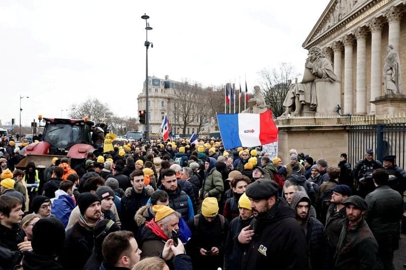 French opposition parties seek to topple government over Mercosur