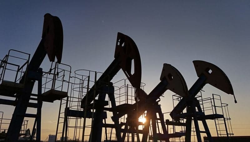 Oil prices gain on US inventory draw, Venezuela in focus