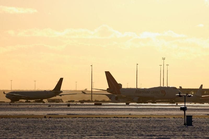 KLM running out of de-icing fluid for planes in Amsterdam