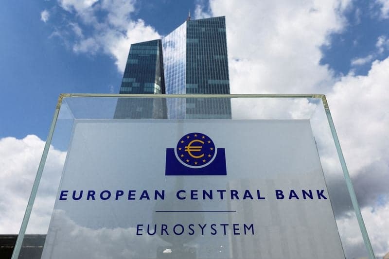 Euro zone inflation dips, growth holds up, backing ECB's sanguine narrative