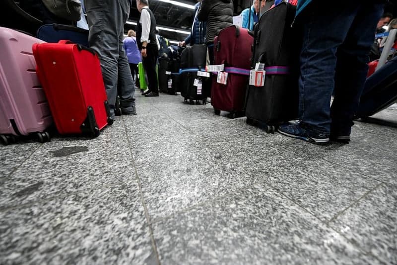 Winter weather disrupts traffic at Frankfurt airport