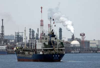 Image for Oil prices rise for second session on continued Middle East supply concern