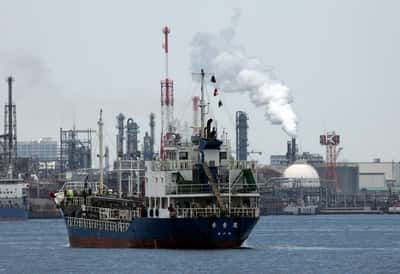 Image for Oil prices rise for second session on continued Middle East supply concern