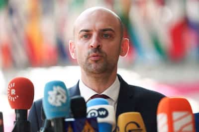 Image for France starts airdrops of humanitarian aid into Gaza