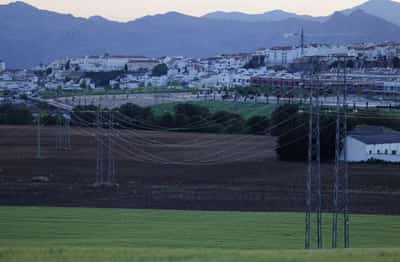 Image for Portugal allows limited power imports from Spain after blackout
