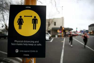 Image for New Zealand should only reopen border in early 2022, panel advises