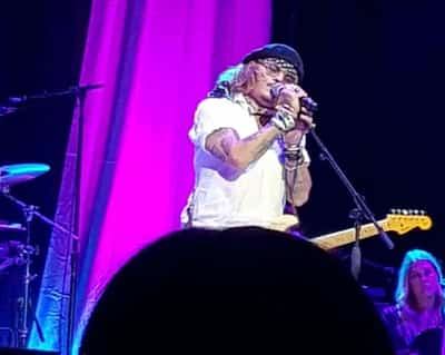 Image for Johnny Depp, awaiting verdict, turns up on stage with Jeff Beck in England