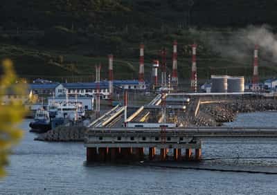 Image for Oil flat as Russia-Ukraine peace hopes fade, Yemen tensions rise