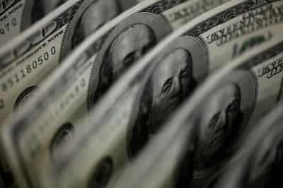 Image for U.S. dollar struggles, pound hits one-year high