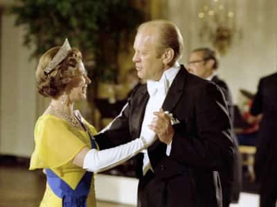 Image for Queen Elizabeth’s reign featured enchiladas with Reagan, dancing with Ford