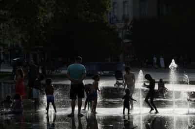 Image for Europeans told to protect themselves as deadly heatwave takes its toll