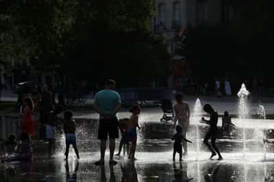 Image for Europeans told to protect themselves as deadly heatwave takes its toll