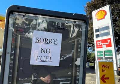 Image for British army to start driving tankers as queues for fuel continue