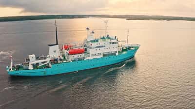 Image for Norway returns 69 Russians stranded in Arctic after ship arrest