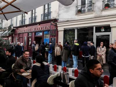 Image for French services sector contracted in June by more than forecast, PMI shows