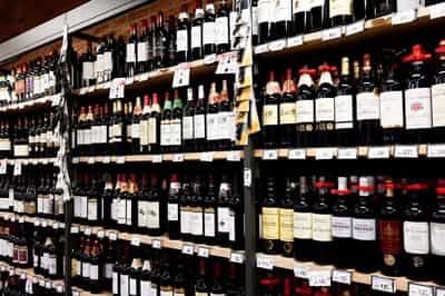 Image for Trump threatens 200% tariffs on French wines to get Macron on Board of Peace