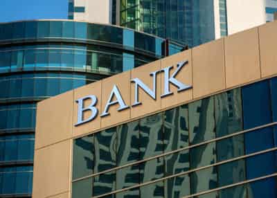 Image for Challenger banks vs traditional banks: Who will win the race?
