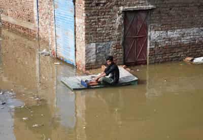 Image for Pakistan lake formed by mountain mudslide threatens 'catastrophic' floods