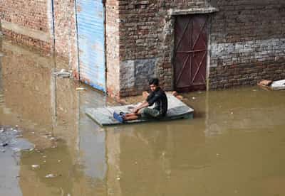 Image for Pakistan lake formed by mountain mudslide threatens 'catastrophic' floods
