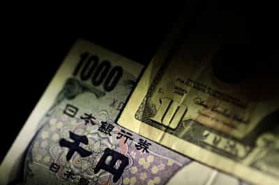Image for Japanese yen, euro slide against dollar on fiscal concerns
