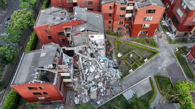 Image for Hundreds still missing in Colombia as desperation grips earthquake rescue effort