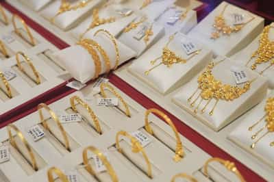 Image for Analysis-Gold's record rally falters as bulls run into Fed rate expectations, stronger dollar