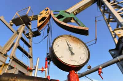Image for Oil falls 2% on looming supply glut, hopes of Ukraine peace deal