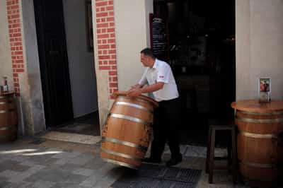 Image for Spain services growth hits 40-month high in July, PMI shows
