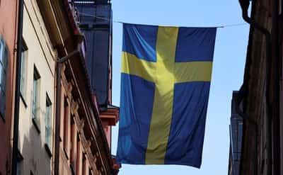 Image for Sweden's Liberals clears parliament threshold in poll, pointing to close election