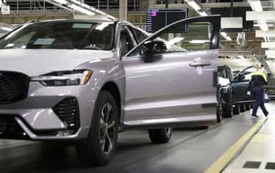 Image for Volvo Cars swings to third-quarter loss, plans job cuts