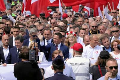Image for Rival marches draw thousands in Warsaw ahead of presidential vote