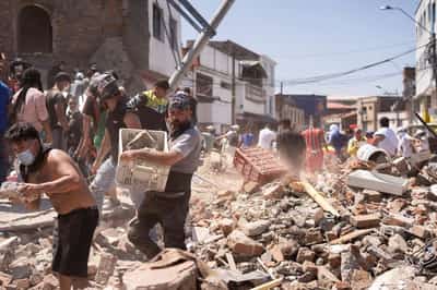 Image for At least 77 killed after powerful earthquake hits western Colombia