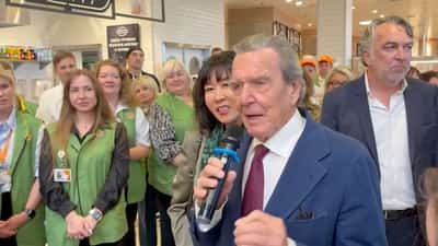 Image for Russian supermarket staff applaud Germany's Schroeder in new board role
