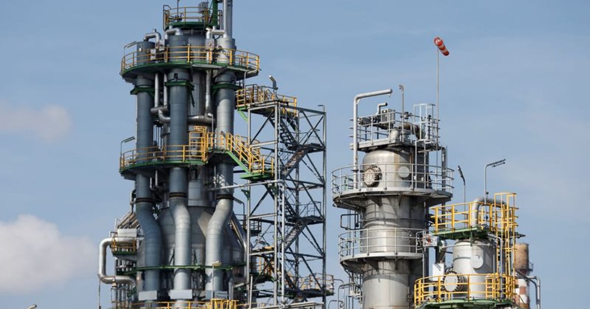 Shell has ended talks with Unimot over selling German refinery stake, Bloomberg News reports