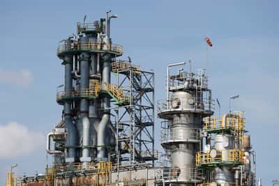 Image for Shell has ended talks with Unimot over selling German refinery stake, Bloomberg News reports