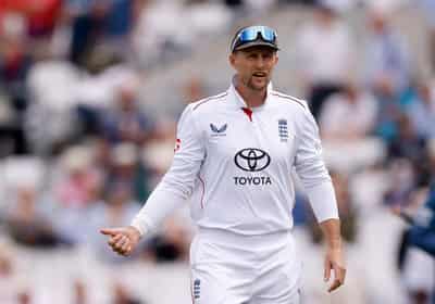 Image for Cricket-England choose to bowl at The Oval as rain delays start of play