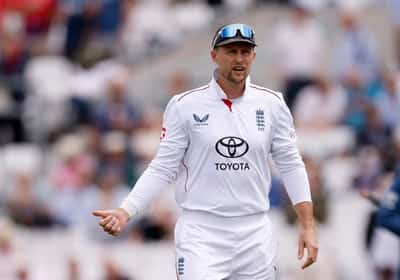 Image for Cricket-England choose to bowl at The Oval as rain delays start of play