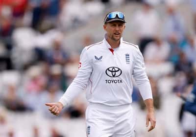 Image for Cricket-England choose to bowl at The Oval as rain delays start of play