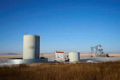 Image for Oil prices settle down at lowest in a month as US seeks Russia-Ukraine peace deal