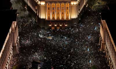 Image for Thousands rally in Bulgaria against 2026 budget, clash with police