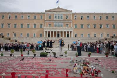 Image for Greece bans protests near memorial outside parliament