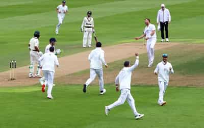 Image for Cricket-Robinson strikes twice as England close in on Pakistan whitewash