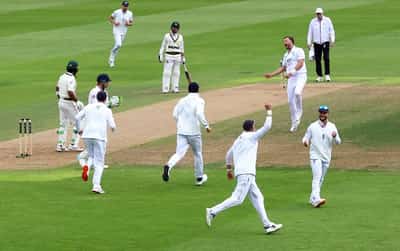 Image for Cricket-Robinson strikes twice as England close in on Pakistan whitewash
