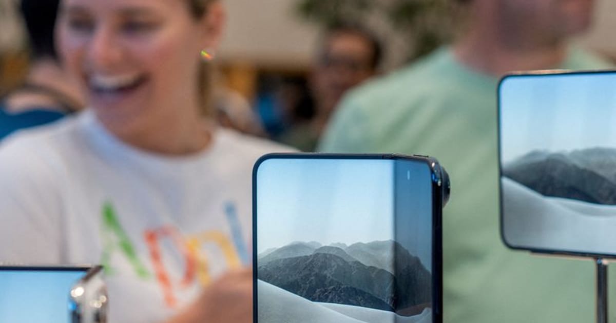 Apple to Replace iPhone Duo Units with Screen Problems After Launch