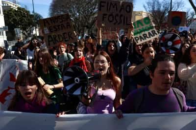 Image for Climate science advisers tell EU to phase out fossil fuels