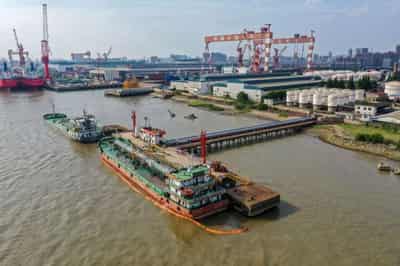 Image for Oil rises as new Russia sanctions outweigh demand worries