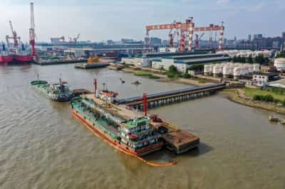 Image for Oil rises as new Russia sanctions outweigh demand worries