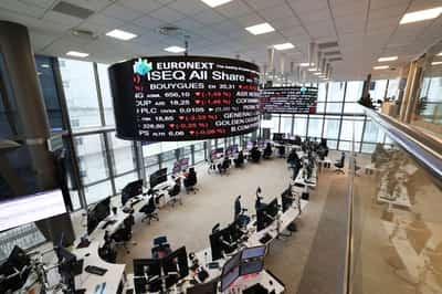 Image for S&P 500 posts record closing high, US dollar and yields decline in wake of Fed 