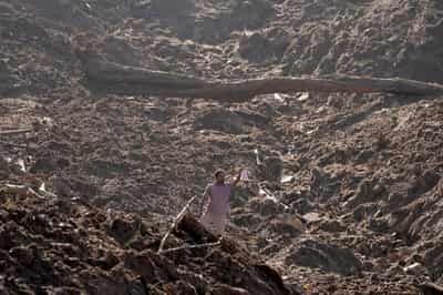 Image for Sri Lankans sift mud to unearth victims four days after deadly cyclone